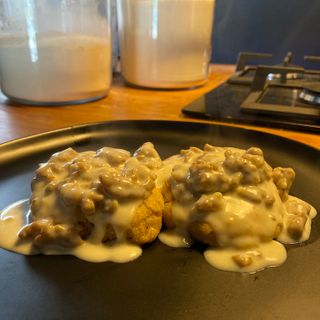 Galletas escamosas y salsa de salchicha para el desayuno / Southern Biscuits and Gravy