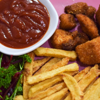 NUGGETS DE POLLO CON PAPAS FRITAS