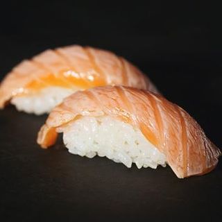 Sushi saumon braisé (2 pièces) 