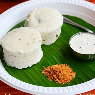 Kanchipuram Idli with Chili power and Chutney