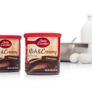 Betty Crocker Rich & Creamy Chocolate Frosting 2 x 16 oz. Image